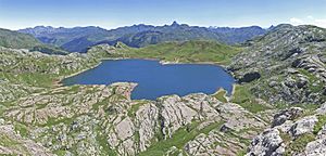 Archivo:Panorama du lac dEstaens