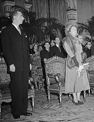 Archivo:Pierre De Gaulle et la reine Juliana 1950