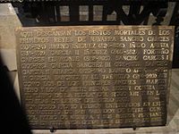 Archivo:Placa con los nombres de los monarcas sepultados en el monasterio de San Salvador de Leyre