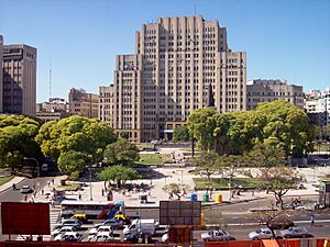 Archivo:Plaza Houssay Av Córdoba Facultad Medicina