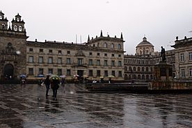 Plaza de Bolívar, con la estatua de Bolívar Libertador.jpg