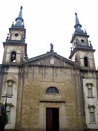 Archivo:Pola de Siero (Siero) - Iglesia de San Pedro 00