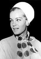 Archivo:Romy Schneider at Madrid–Barajas Airport, 1965 (cropped)