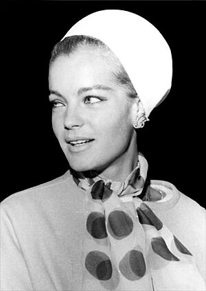 Archivo:Romy Schneider at Madrid–Barajas Airport, 1965 (cropped)