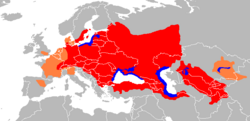 Distribución habitual del siluro. Se muestra su hábitat natural (rojo), áreas donde ha sido introducido (naranja) y zonas marítimas en las cuales ha sido avistado (azul).
