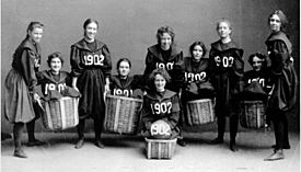 Archivo:Smith-College-Class-1902-basketball-team