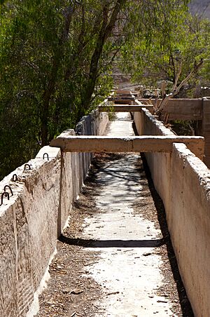 Archivo:Sobre los arcos de piedra
