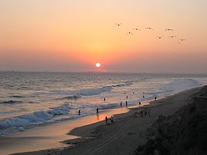 Archivo:Sunset at Huntington Beach
