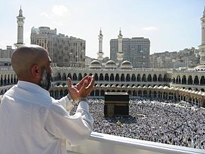 Archivo:Supplicating Pilgrim at Masjid Al Haram. Mecca, Saudi Arabia