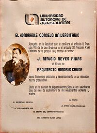 Archivo:Título de arquitecto honoris causa a Refugio Reyes de la UAA como homenaje póstumo 5