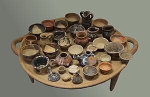 Archivo:Tripod tray with a variety of miniature vessels archmus Heraklion