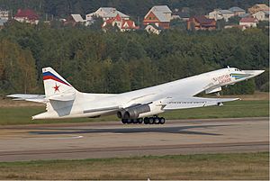 Archivo:Tu-160 at MAKS 2007
