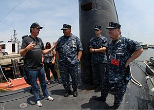 Archivo:US Navy 100722-N-7705S-096 Actor Tim Allen talks with Sailors aboard the Los Angeles-class attack submarine USS Scranton (SSN 756) during a tour of the ship