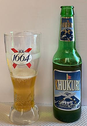 Archivo:Une bouteille de Khukuri servie partiellement dans un verre de 1664