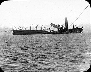 Archivo:Unprotected cruiser Reina Cristina after battle