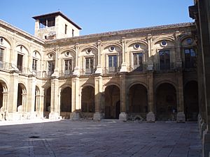 Archivo:Vista del claustro de San Isidoro de León