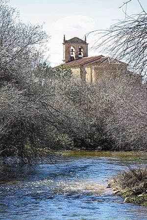 Archivo:Vista del río Serrano y de la iglesia de Ntra. Sra. del Rosario