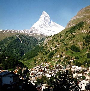 Archivo:Zermatt and Matterhorn