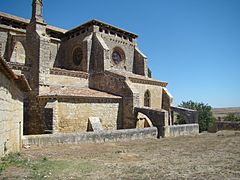 02 Tamara de Campos iglesia de San Hipolito foso medieval lou