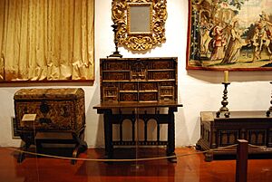 Archivo:17thCenturyDeskFranzMayer