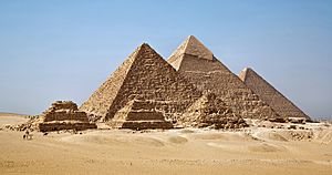 Archivo:All Gizah Pyramids-2