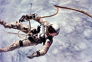 Archivo:Astronaut Edward White first American spacewalk Gemini 4