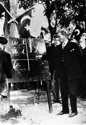 Archivo:Ataturk-September 20, 1928