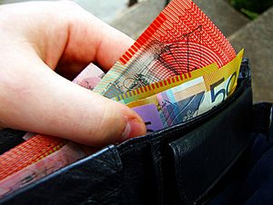 Archivo:Australian banknotes in wallet