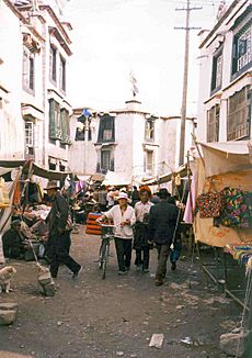 Archivo:Barkhor street scene