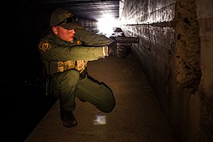 Archivo:Border Patrol Agent in Nogales, Arizona