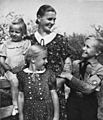 Bundesarchiv Bild 146-1973-010-31, Mutter mit Kindern