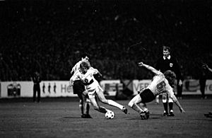 Archivo:Bundesarchiv Bild 183-1989-0419-044, Uefa-Cup, Dynamo Dresden - VFB Stuttgart 1-1