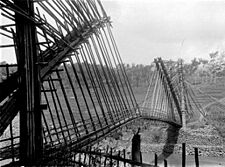 Archivo:COLLECTIE TROPENMUSEUM Brug van bamboe over de Kali Serayu bij Wonosobo TMnr 10026487