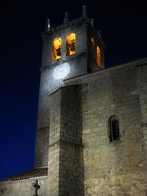 Archivo:Campanario de Robledo de Chavela de noche