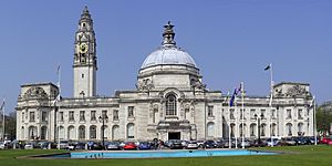 Archivo:Cardiff City Hall cropped