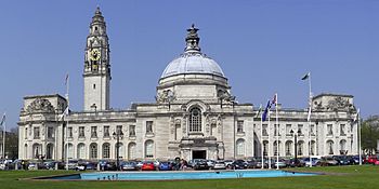 Archivo:Cardiff City Hall cropped