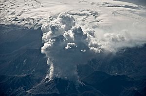 Archivo:Chaiten volcano in eruption