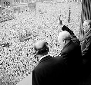 Churchill waves to crowds.jpg