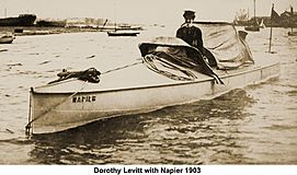 Archivo:Dorothy Levitt driving the Napier motor yacht 1903
