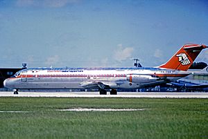 Archivo:Douglas DC-9-30 XA-DEK Aeromexico MIA 03.08.75 edited-2