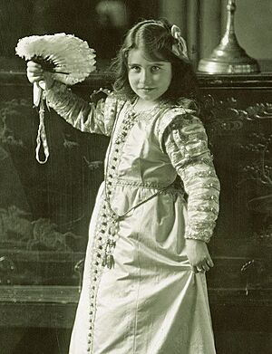 Archivo:Elizabeth Bowes Lyon in costume (cropped)