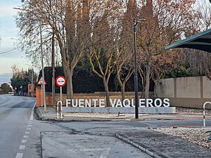 Archivo:Entrada de Fuente Vaqueros (Granada)