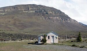 Archivo:Eocene over Cretaceous sedimentary rocks (Cerro Calafate, near El Calafate, Argentina) (39548457144)