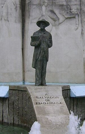 Archivo:Estatua de Salvador de Madariaga en A Coruña