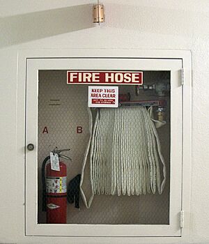 Archivo:Fire hose cabinet on wall