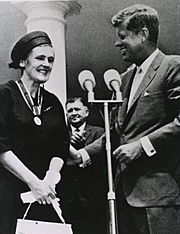 Archivo:Frances Oldham Kelsey and John F. Kennedy