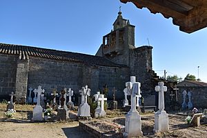 Archivo:Gamones - igrexa e cemiterio
