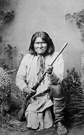 Archivo:Geronimo (Goyathlay), a Chiricahua Apache, full-length, kneeling with rifle, 1887 - NARA - 530880 restored