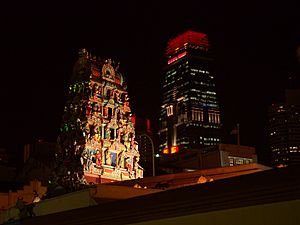 Archivo:Gopuram of Sri Mariamman Temple and Capital Tower, Singapore - 20020913