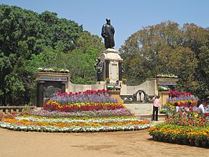 Archivo:IISc campus Statue of the founder Jamshedji Tata